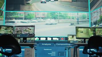 regering byrå anställa cCTV systemet i tömma övervakning rum med trafik övervakning antal fot. kontor med datorer löpning satellit radar på kamera runt om de stad. video