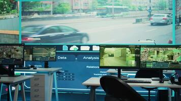 geral defesa escritórios com satélite Sediada cctv rede usa real Tempo vigilância imagens para monitor rodovia tráfego. administrativo transmissão e reconhecimento Serviços dentro observação sala. video