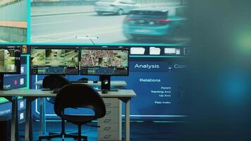 vacío observación habitación oficina con cctv vigilancia imágenes en un grande pantalla, agencia trabajando en tráfico controlar y supervisión público seguridad. profesional satélite reconocimiento sistema. video