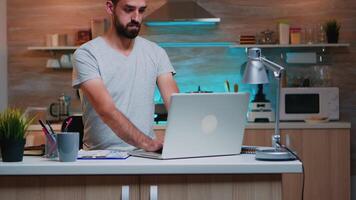 cansado homem de negocios trabalhando a partir de casa hora extra olhando às Assistir fechamento computador portátil e saindo. ocupado focado empregado usando moderno tecnologia rede sem fio fazendo hora extra para trabalho lendo escrevendo video