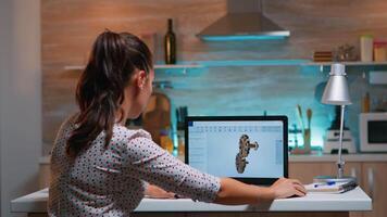 ung avlägsen kvinna arkitekt arbetssätt på modern cad program över tid. industriell kvinna ingenjör studerar prototyp aning på personlig dator som visar cad programvara på enhet visa video