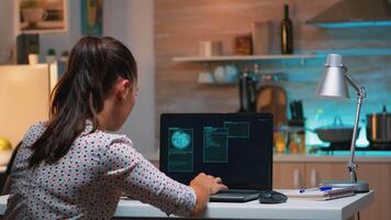 hacker kvinna efterbehandling framgångsrikt dataintrång företag systemet stjäla databas företag. programmerare skrivning en farlig skadliga program för cyber attacker använder sig av prestanda bärbar dator under midnatt. video