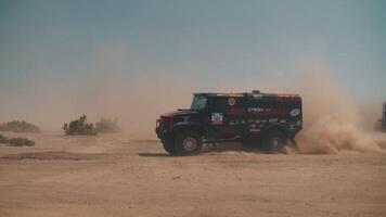 caminhão raça dentro a deserto. pó. corrida. video