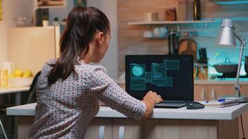 kvinna hacker kodning html och programmering på skärm bärbar dator arbetssätt från Hem i midnatt. programmerare skrivning en farlig skadliga program för cyber attacker använder sig av prestanda enhet under midnatt. video