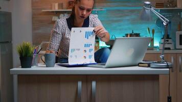 gefocust bezig ondernemer controle grafiek schrijven Aan laptop werken van huis Aan middernacht. bezig gefocust werknemer gebruik makend van modern technologie netwerk draadloze aan het doen na een tijdje lezing typen, zoeken video