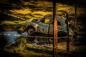 rústico encanto de un abandonado coche foto