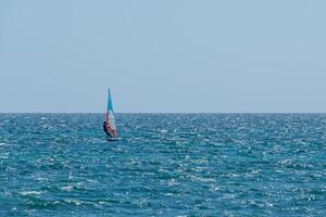 Windsurfing en el azul foto