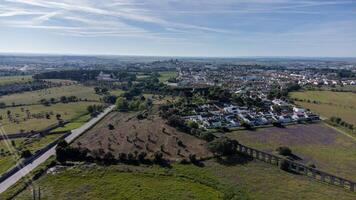 évora, alentejo, Portugal. mayo 7, 2024. aéreo ver de évora, Portugal, exhibiendo el histórico agua Delaware prata acueducto extensión a través de el paisaje urbano foto