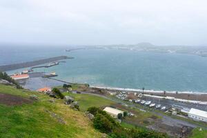 praia da victoria, azores, Portugal. marzo 11, 2024. aéreo ver de praia da vitoria playa, ciudad, y centro de deportes acuáticos en terceira isla, azores. asombroso costero paisaje. foto