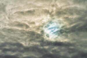 parcial solar eclipse paso detrás el nubes foto