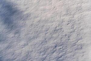 textura de nieve iluminado por luz de sol. foto