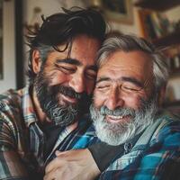 sonriente hipster hijo abrazando mayor padre con barba. dos generaciones de hombres disfrutar reunión en del padre día. foto