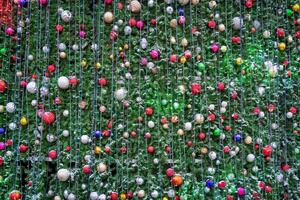 Navidad pelotas, juguetes y brillante guirnaldas en un artificial abeto. foto