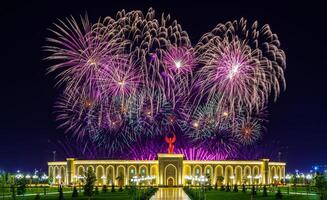 uzbekistán, Tashkent - septiembre 1, 2023 multicolor fuegos artificiales terminado el independencia Monumento en yangi Uzbekistán parque en Tashkent en independencia día. foto