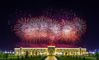 uzbekistán, Tashkent - septiembre 1, 2023 multicolor fuegos artificiales terminado el independencia Monumento en yangi Uzbekistán parque en Tashkent en independencia día. foto