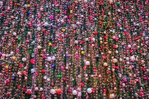 Navidad pelotas, juguetes y brillante guirnaldas en un artificial abeto. foto