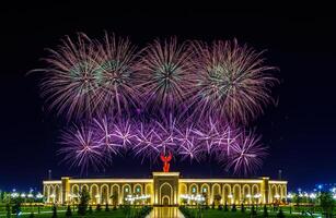 uzbekistán, Tashkent - septiembre 1, 2023 multicolor fuegos artificiales terminado el independencia Monumento en yangi Uzbekistán parque en Tashkent en independencia día. foto