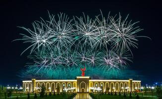 uzbekistán, Tashkent - septiembre 1, 2023 multicolor fuegos artificiales terminado el independencia Monumento en yangi Uzbekistán parque en Tashkent en independencia día. foto