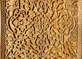 fragmento de un antiguo tallado de madera puerta. florido. foto