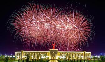 uzbekistán, Tashkent - septiembre 1, 2023 multicolor fuegos artificiales terminado el independencia Monumento en yangi Uzbekistán parque en Tashkent en independencia día. foto