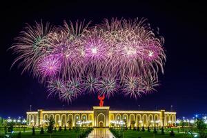 uzbekistán, Tashkent - septiembre 1, 2023 multicolor fuegos artificiales terminado el independencia Monumento en yangi Uzbekistán parque en Tashkent en independencia día. foto