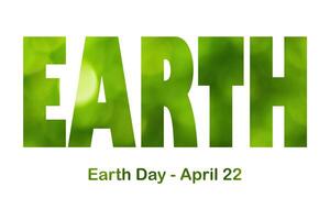 letras tierra día abril 22 en el verde bokeh antecedentes. tierra día concepto, proteccion de el planeta desde contaminación y mejora de ambiental ecología. foto