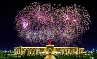 uzbekistán, Tashkent - septiembre 1, 2023 multicolor fuegos artificiales terminado el independencia Monumento en yangi Uzbekistán parque en Tashkent en independencia día. foto