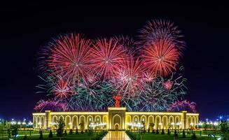 uzbekistán, Tashkent - septiembre 1, 2023 multicolor fuegos artificiales terminado el independencia Monumento en yangi Uzbekistán parque en Tashkent en independencia día. foto