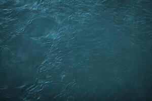el textura de el olas de azul color de rápido agua en el río. foto