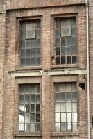 detalles de un antiguo industrial edificio, ladrillo pared y ventanas, aprox. 100 años antiguo foto