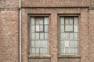 detalles de un antiguo industrial edificio, ladrillo pared y ventanas, aprox. 100 años antiguo foto