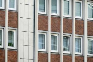 fachada de residencial edificios en un ciudad centrar foto