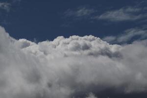 Cloudscape escenario, nublado clima encima oscuro azul cielo. tormenta nubes flotante en un lluvioso aburrido día con natural ligero. blanco y gris escénico ambiente antecedentes. naturaleza vista. foto