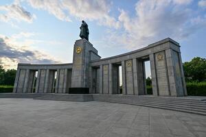 monumento a los caídos en la guerra soviética en berlín tiergarten foto