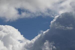 Cloudscape escenario, nublado clima encima oscuro azul cielo. tormenta nubes flotante en un lluvioso aburrido día con natural ligero. blanco y gris escénico ambiente antecedentes. naturaleza vista. foto