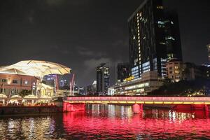 Singapur, 2024 - vistoso de Clarke muelle en céntrico Singapur a noche foto