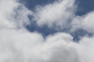 Cloudscape escenario, nublado clima encima oscuro azul cielo. tormenta nubes flotante en un lluvioso aburrido día con natural ligero. blanco y gris escénico ambiente antecedentes. naturaleza vista. foto