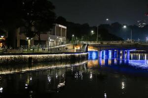 Singapur, 2024 - frente al mar la carretera visto desde esplanada a noche foto