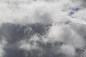 Cloudscape escenario, nublado clima encima oscuro azul cielo. tormenta nubes flotante en un lluvioso aburrido día con natural ligero. blanco y gris escénico ambiente antecedentes. naturaleza vista. foto