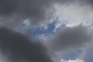 Cloudscape escenario, nublado clima encima oscuro azul cielo. tormenta nubes flotante en un lluvioso aburrido día con natural ligero. blanco y gris escénico ambiente antecedentes. naturaleza vista. foto