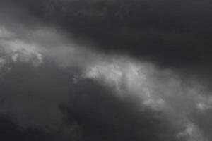 Cloudscape escenario, nublado clima encima oscuro azul cielo. tormenta nubes flotante en un lluvioso aburrido día con natural ligero. blanco y gris escénico ambiente antecedentes. naturaleza vista. foto