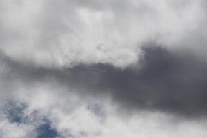 Cloudscape escenario, nublado clima encima oscuro azul cielo. tormenta nubes flotante en un lluvioso aburrido día con natural ligero. blanco y gris escénico ambiente antecedentes. naturaleza vista. foto