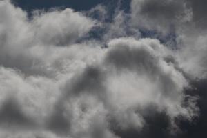 Cloudscape escenario, nublado clima encima oscuro azul cielo. tormenta nubes flotante en un lluvioso aburrido día con natural ligero. blanco y gris escénico ambiente antecedentes. naturaleza vista. foto