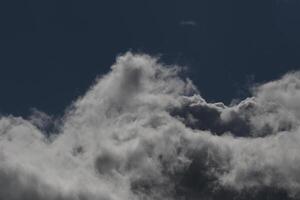 Cloudscape escenario, nublado clima encima oscuro azul cielo. tormenta nubes flotante en un lluvioso aburrido día con natural ligero. blanco y gris escénico ambiente antecedentes. naturaleza vista. foto