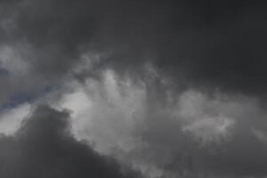 Cloudscape escenario, nublado clima encima oscuro azul cielo. tormenta nubes flotante en un lluvioso aburrido día con natural ligero. blanco y gris escénico ambiente antecedentes. naturaleza vista. foto