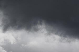 Cloudscape escenario, nublado clima encima oscuro azul cielo. tormenta nubes flotante en un lluvioso aburrido día con natural ligero. blanco y gris escénico ambiente antecedentes. naturaleza vista. foto