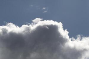 Cloudscape escenario, nublado clima encima oscuro azul cielo. tormenta nubes flotante en un lluvioso aburrido día con natural ligero. blanco y gris escénico ambiente antecedentes. naturaleza vista. foto