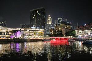 Singapur, 2024 - vistoso de Clarke muelle en céntrico Singapur a noche foto