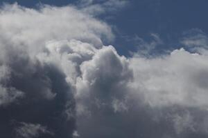 Cloudscape escenario, nublado clima encima oscuro azul cielo. tormenta nubes flotante en un lluvioso aburrido día con natural ligero. blanco y gris escénico ambiente antecedentes. naturaleza vista. foto