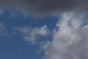 Cloudscape escenario, nublado clima encima oscuro azul cielo. tormenta nubes flotante en un lluvioso aburrido día con natural ligero. blanco y gris escénico ambiente antecedentes. naturaleza vista. foto